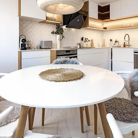 Apartment Awesome 3 Bedroom Metres From The Rdr289 *