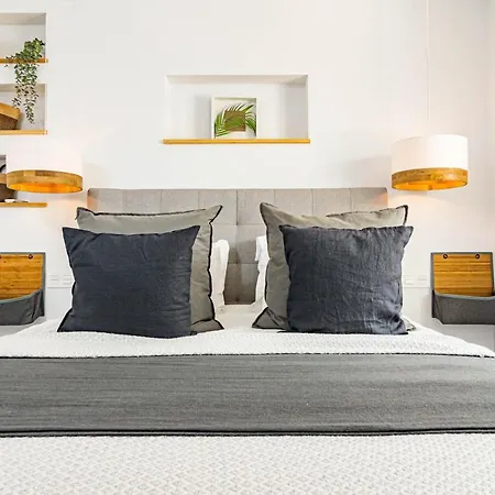 Awesome 3 Bedroom Metres From The Rdr289 Apartment