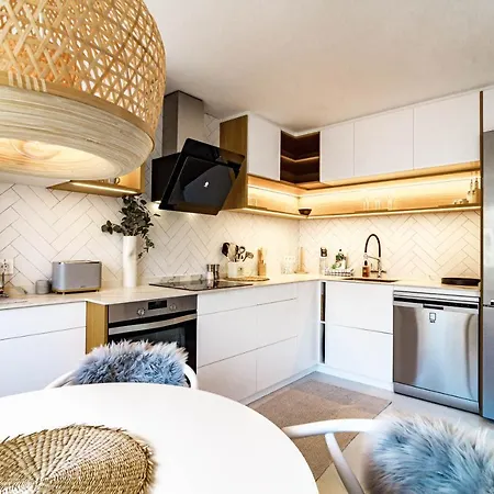 Awesome 3 Bedroom Metres From The Rdr289 Apartment